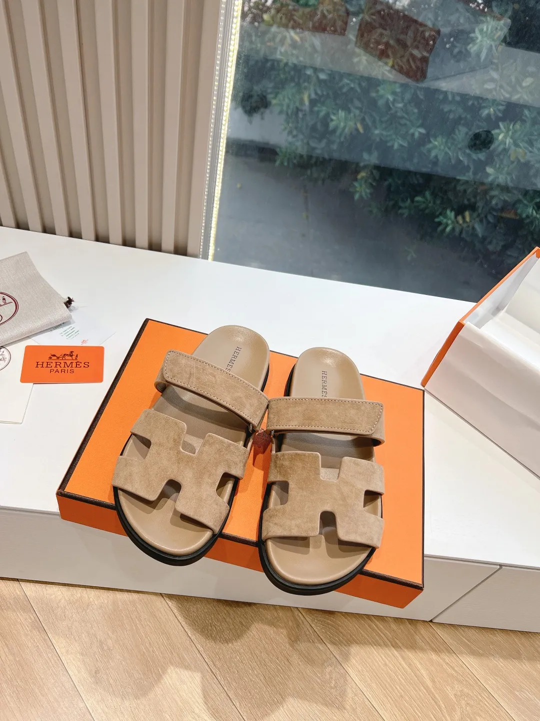 👟👟Ex-factory price 440👟👟 (Top version) H family 2024 spring and summer new style HERMES Hermes' recently popular couple's shoes, pig nose angle sandals and slippers, paired with various colorful socks, very trendy. Upper lining: imported original leather. Outsole: non-slip and wear-resistant outsole. Size: female 35-42 (40/42 non-returnable and non-exchangeable) Men’s size: 39-45 (45 is non-refundable and non-exchangeable)